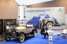 Ford Model A Roadster (1929) - Die Zürich Versicherung präsentiert einen Ford A auf dem Stand und auf dem Hintergrund (Techno Classica 2017)