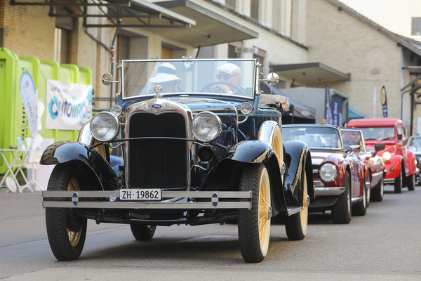 Ford Model A Roadster (1930) – unterscheidet sich durch die klappbare Windschutzscheibe vom Cabriolet – Older Classics Mai 2024