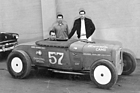 Ford Model A Roadster "Chopsticks Special" (1929) – Rennwagen mit Oldsmobile-Rocket-Motor, hinten links der spätere Corvette-Designer Larry Shinoda