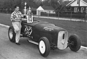 Ford Model A Roadster "Chopsticks Special IV" (1929) – Larry Shinoda präsentiert stolz seine Trophäen
