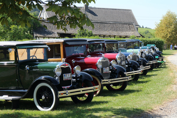 Bild: Ford Model A in Reih' und Glied