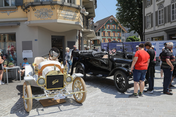 Image: Ford Model T (1912) - as a roadster next to another Ford Model T - classic car in Obwalden (O-iO) 2023