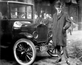 Ford Model T (1921) - Henry Ford steht stolz neben seinem Produkt