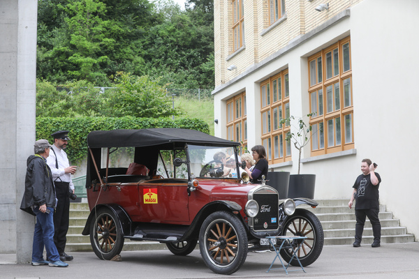Bild: Ford Model T (1922) - wirbt für die Freilichtaufführung "Julius Maggi" in der Kiesgrube Punt Illnau - Older Classics Juni 2024