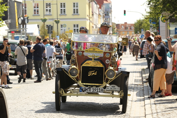 Ford Model T Tourabout (1920) - Einfahrt in die Innenstadt - an der ADAC Deutschland Klassik 2014