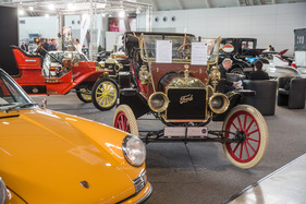 Bild Ford Model T Touring (1909) - überhaupt nicht schwarz - Retro Classics Stuttgart 2017