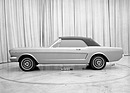 Ford Mustang (1962) - Tonmodell des offenen Mustang, bereits mit den für die Produktion vorgesehen seitlichen Lufteinströmern