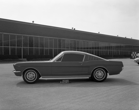 Ford Mustang (1963) - Tonmodell des Fastback-Modells, das erst ein Jahr später vorgestellt werden sollte