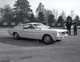 Ford Mustang (1963) - ein Prototyp mit Fastback-Heck, wie er erst einige Monate verzögert in die Serie ging