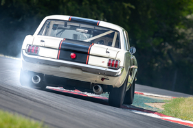 Ford Mustang (1964) - Feld "Tourenwagen bis 1965" - Masters Historic Festival Brands Hatch 2023