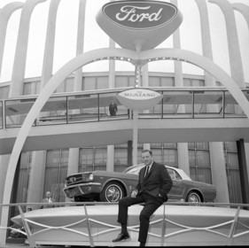 Ford Mustang (1964) - Henry Ford II posiert for dem neuen Mustang, dem Sportwagen für knapp über USD 2300, der nach dem berühmten P-51-Mustang Flugzeug benannt wurde