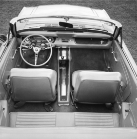 Ford Mustang (1964) - Interieur mit Bandtacho auf dem Armaturenbrett