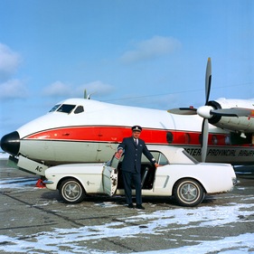 Ford Mustang (1964) - Pilot Captain Stanley Tucker mit seinem Mustang mit Seriennummer 1