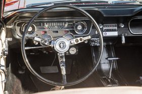 Ford Mustang (1964) - breit angelegter Tacho, die Instrumente links und rechts vom Lenkrad gehören zum "Rally Pac"