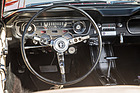 Ford Mustang (1964) - breit angelegter Tacho, die Instrumente links und rechts vom Lenkrad gehören zum "Rally Pac"