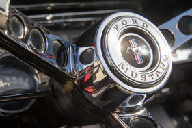 Ford Mustang (1964) - eindeutig angeschrieben, nicht dass man denkt, man sitzt in einem Falcon