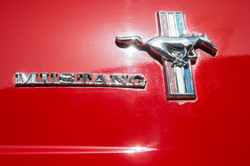 Ford Mustang (1964) - hier rennt der Mustang von links nach rechts