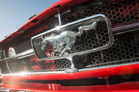 Ford Mustang (1964) - springt von rechts nach links und zwar aus gutem Grund