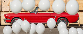 Ford Mustang (1964) - zeigt sich zwischen den Ballonen, wie damals bei der Präsentation
