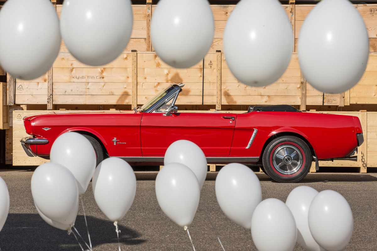 Ford Mustang (1964) - zeigt sich zwischen den Ballonen, wie damals bei der Präsentation
