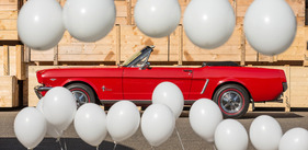 Ford Mustang (1964) - zeigt sich zwischen den Ballonen, wie damals bei der Präsentation