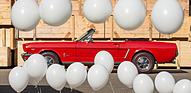Ford Mustang (1964) - zeigt sich zwischen den Ballonen, wie damals bei der Präsentation