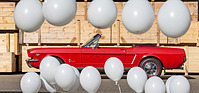 Ford Mustang (1964) - zeigt sich zwischen den Ballonen, wie damals bei der Präsentation