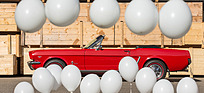 Ford Mustang (1964) - zeigt sich zwischen den Ballonen, wie damals bei der Präsentation