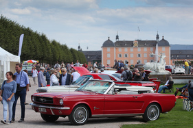 Ford Mustang (1965) - als Cabriolet im Park - Classic-Gala Schwetzingen 2018