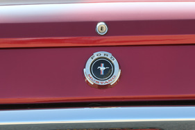 Ford Mustang (1965) - der Mustang auf dem Heck-Emblem