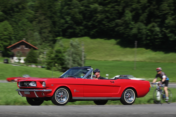 Ford Mustang (1965) - hat halt ein paar Pferdchen mehr als der Radfahrer - Oldtimer in Obwalden (O-iO) 2019
