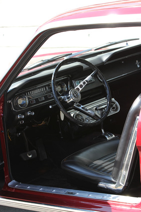 Ford Mustang (1965) - statt Bandtacho konnte anfänglich gegen Aufpreis auch eine Rund-Uhrensammlung bestellt werden