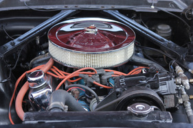 Ford Mustang (1965) - verchromter Luftfilter verschönert den Motorenraum