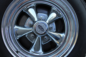 Ford Mustang (1965) - zeitgenössische Zubehörfelgen verschönern den Mustang