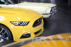 Bild: Ford Mustang (1966) - gelb sind sie beide, aber es liegen 50 Jahre zwischen den beiden Mustangs