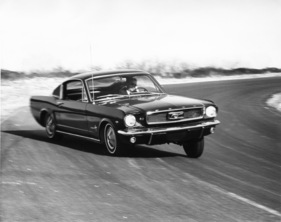 Ford Mustang (1966) - schnell unterwegs im mit einem Curtiss-Wright-Wankelmotor ausgerüsteten Mustang