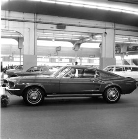 Ford Mustang (1967) - die jüngsten Karosserieretouschen sind dem Wagen gut bekommen - Genfer Autosalon 1967