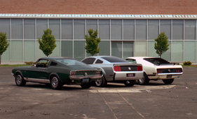 Ford Mustang (1967) - zusammen mit dem Modell von 1969 und dem Tonmodell von 2005 für den Mustang der fünften Generation)