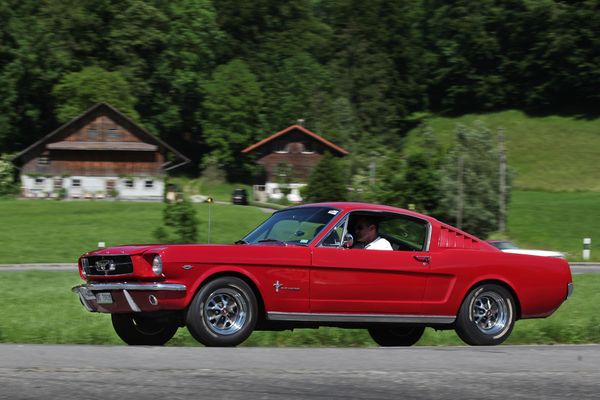 Ford Mustang 2+2 Fastback (1965) - Coupé bei der Rundfahrt - Oldtimer in Obwalden (O-iO) 2019