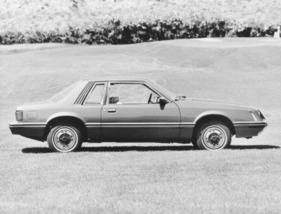 Ford Mustang 2-Door (1979) – Vorbild für die Kiemen in der C-Säule und die stark gewölbte Heckscheibe war der Mercedes-Benz SLC
