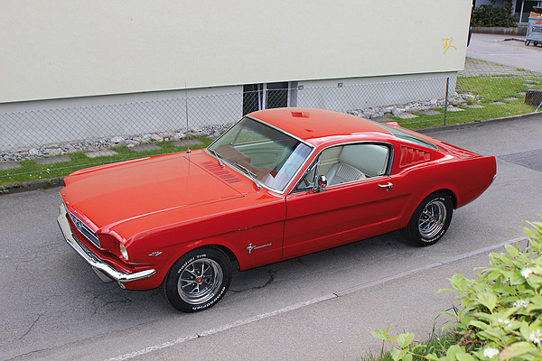 Ford Mustang 289 GT Fastback (1965) - angeboten an der Versteigerung der Oldtimer Galerie Toffen anlässlich der Dolder Classics vom 8. Juni 2013