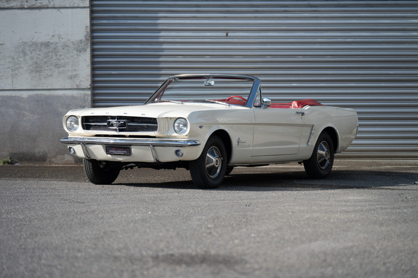 Bild: Ford Mustang 289 V8 Convertible (1965) - als Lot 31 an der Versteigerung "Klassische Automobile & Motorräder" der Oldtimer Galerie in Toffen am 18. Oktober 2025