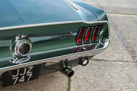 Ford Mustang 390 GT (1967) - Heckdetail mit ausgeschwärzten Beschriftungen