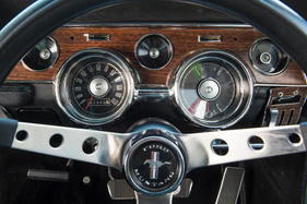 Ford Mustang 390 GT (1967) - der Drehzahlmesser fehlt beim Bullitt-Klon