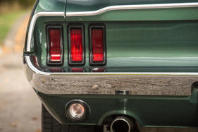 Ford Mustang 390 GT (1967) - dreifache Heckleuchten mit mattschwarzen Umrandungen wie beim Filmauto
