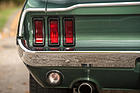 Ford Mustang 390 GT (1967) - dreifache Heckleuchten mit mattschwarzen Umrandungen wie beim Filmauto