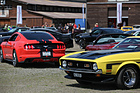 Ford Mustang Boss 351 (197) - neben jüngeren Mustangs