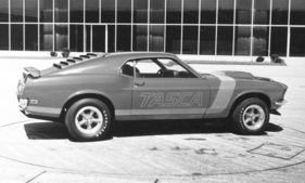 Ford Mustang Boss 429 (1969) – Blutorange-metallic mit orangegelbem Dekor, ein Entwurf von Larry Shinoda für Bob Tasca