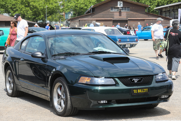Ford Mustang Bullitt Feature Car (2001) - Sondermodell zu Ehren des berühmten Steve-McQueen-Films, natürlich in "Dark Highland Green" - 8. Mustang & Shelby Meeting 2024