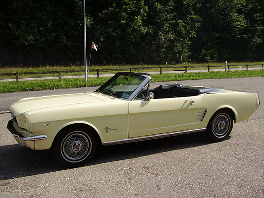 Ford Mustang Cabriolet (1966) - angeboten an der "Auktion Classic & Exklusiv Cars" im Salzhaus in Wangen an der Aare am 12./13. Oktober 2012